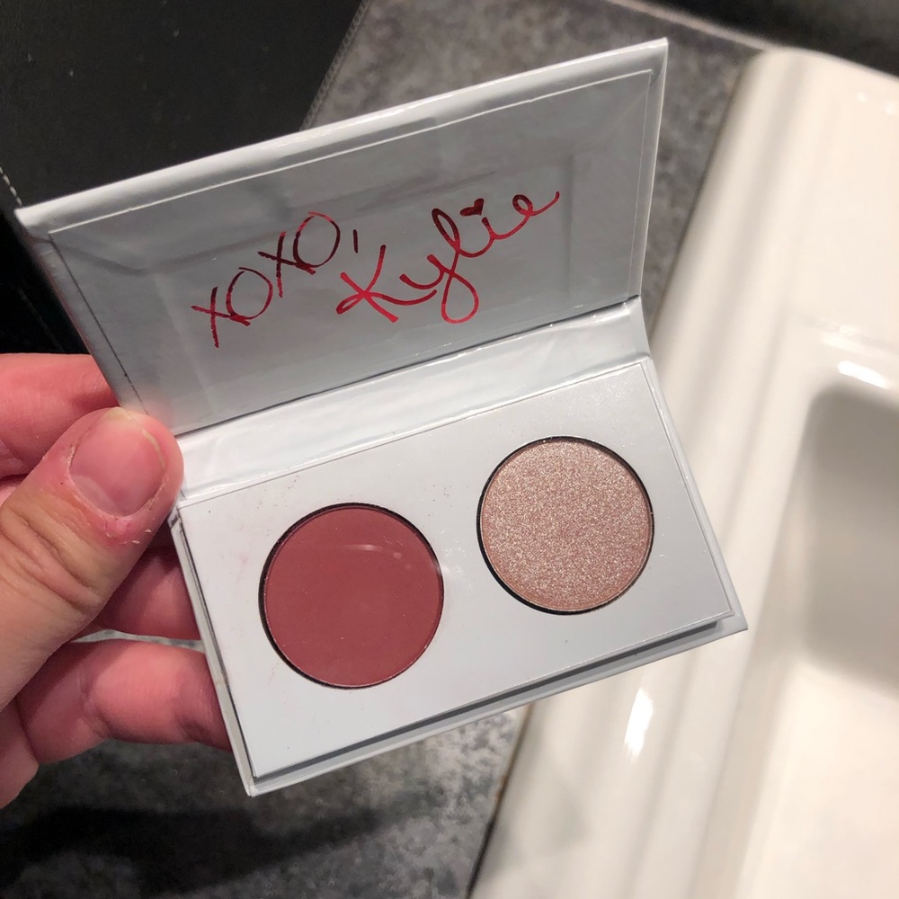 LE Kylie Cosmetics: Smooch Eyeshadow Pair